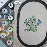 Drache Stickdatei – der freche Mini-Feuerspucker zum Verlieben für deine Stickmaschine - Sewando