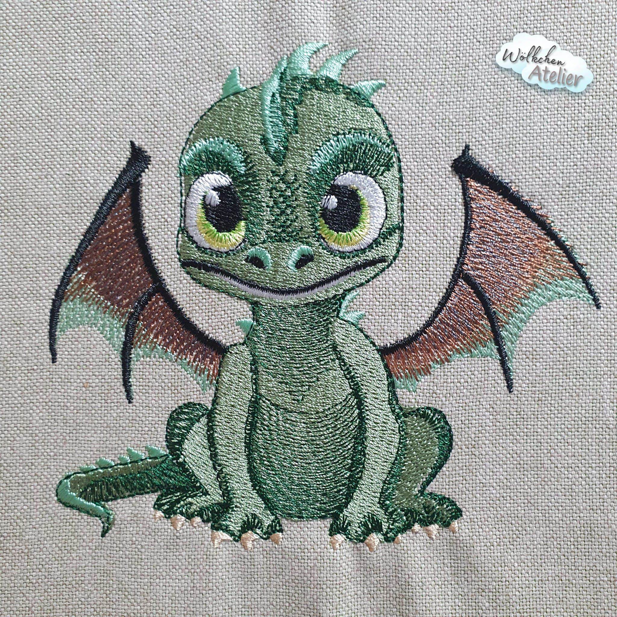 Drache Stickdatei – der freche Mini-Feuerspucker zum Verlieben für deine Stickmaschine - Sewando