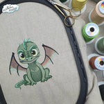 Drache Stickdatei – der freche Mini-Feuerspucker zum Verlieben für deine Stickmaschine - Sewando