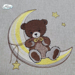 Teddy Stickdatei – kuscheliger Träumer auf dem Mond für deine Stickmaschine - Sewando