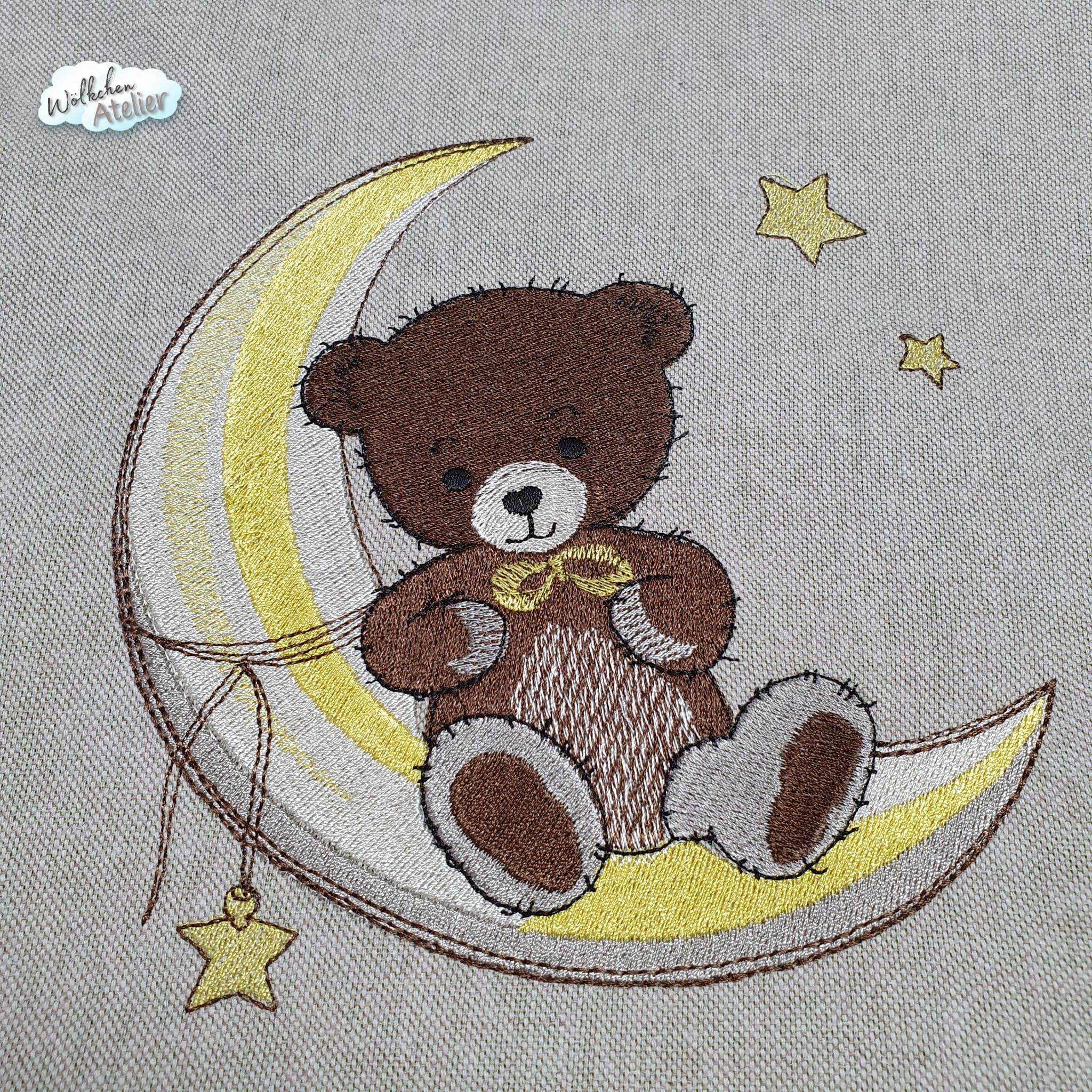 Teddy Stickdatei – kuscheliger Träumer auf dem Mond für deine Stickmaschine - Sewando