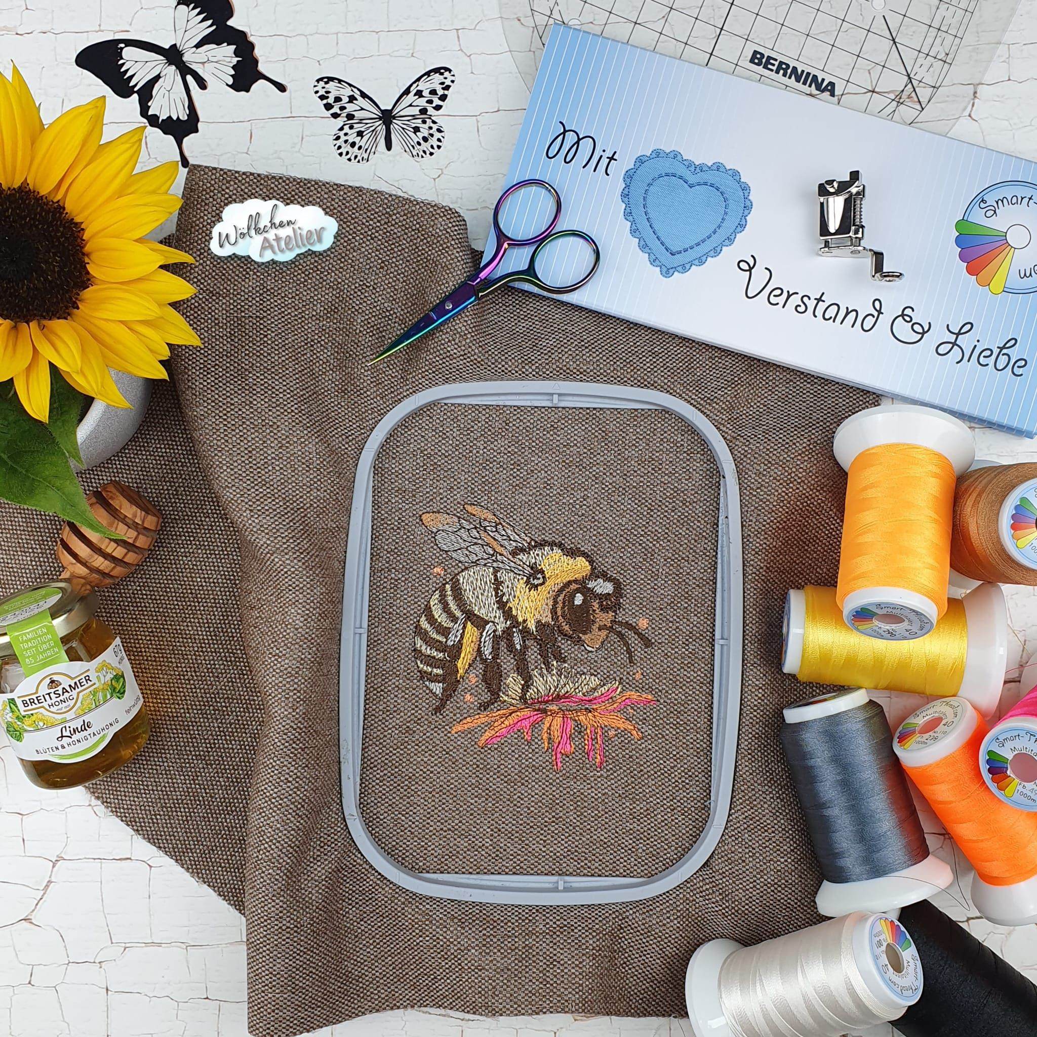 Detailreiche Biene auf Blüte – Stickdatei für deine Stickmaschine - Sewando