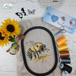 Detailreiche Biene auf Blüte – Stickdatei für deine Stickmaschine - Sewando