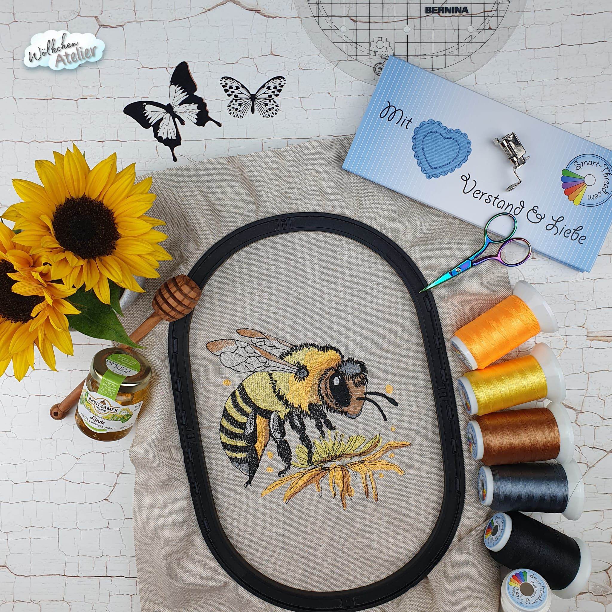 Detailreiche Biene auf Blüte – Stickdatei für deine Stickmaschine - Sewando